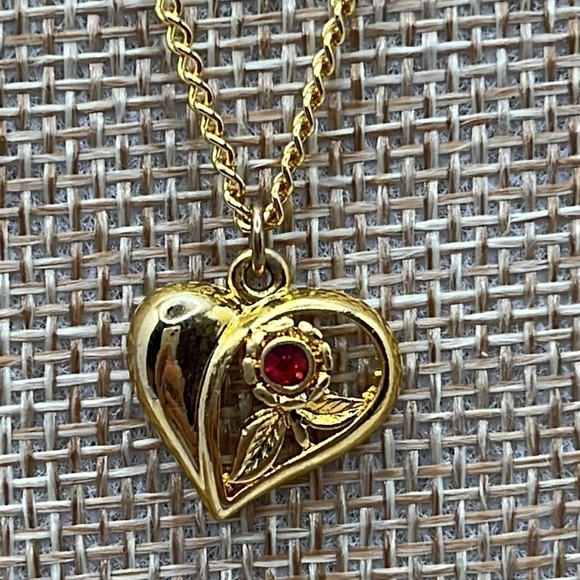 Red Crystal Stone Flower Heart Pendant Necklace 18K Gold Tone 18” Chain ❤️🌸 - Picture 2 of 9